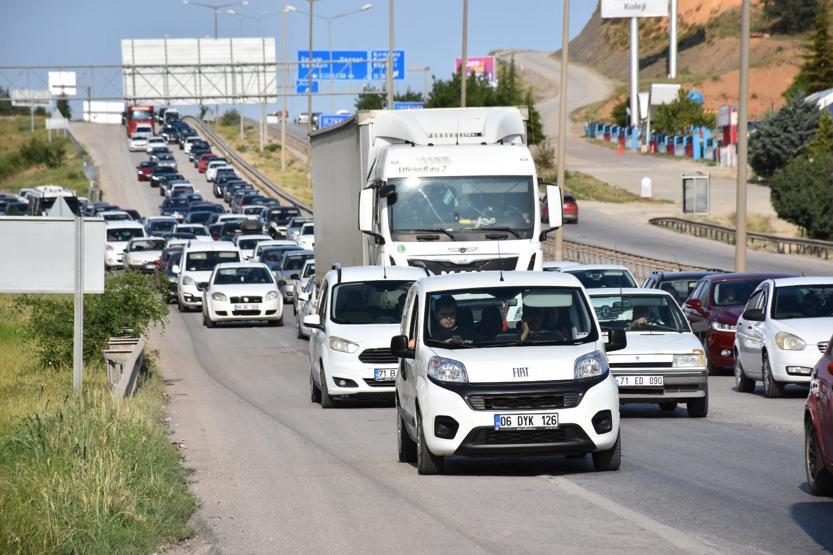İstanbul’a dönüş çilesi başladı: Kilit kavşaklarda trafik yoğunluğu