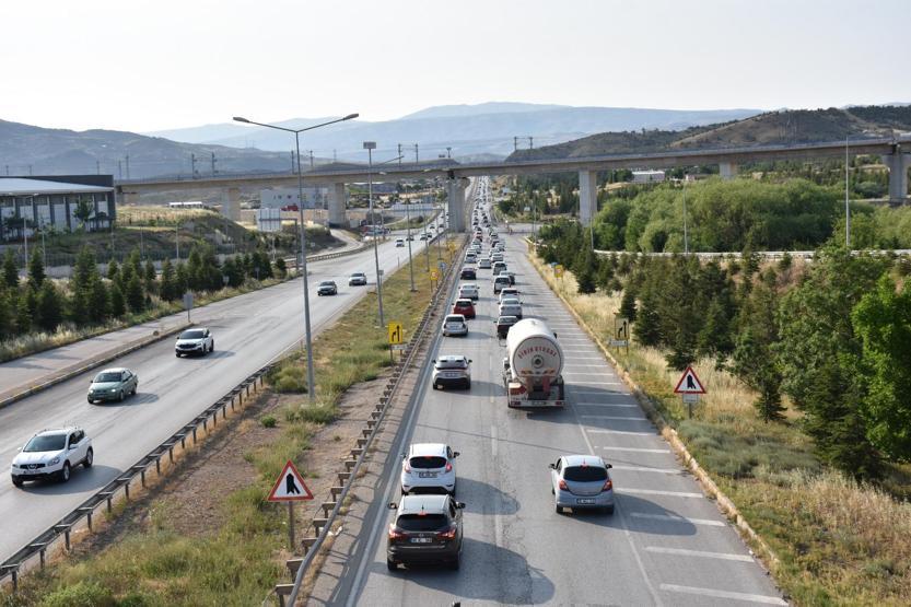 İstanbul’a dönüş çilesi başladı: Kilit kavşaklarda trafik yoğunluğu