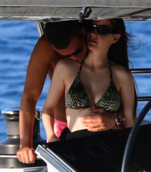 Ünlü isimlerin tatil pozlarına beğeni yağdı Kimi Bodrumda aşk yaşadı kimi Alaçatıda plajları salladı