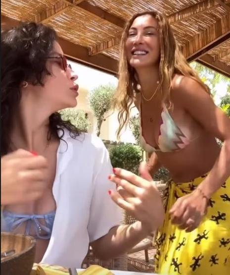 Ünlü isimlerin tatil pozlarına beğeni yağdı Kimi Bodrumda aşk yaşadı kimi Alaçatıda plajları salladı