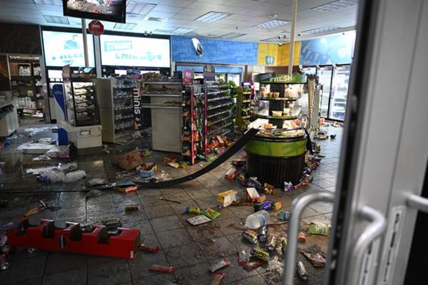 Los Angeles savaş alanına döndü Trumptan net mesaj: Düzeni sağlamak için sert olacağız