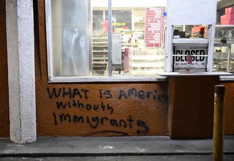 Los Angeles savaş alanına döndü Trumptan net mesaj: Düzeni sağlamak için sert olacağız