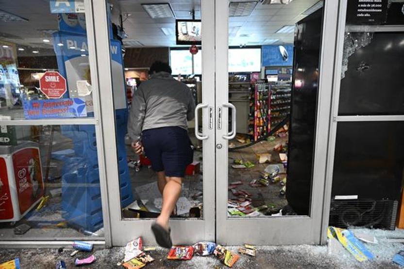Los Angeles savaş alanına döndü Trumptan net mesaj: Düzeni sağlamak için sert olacağız