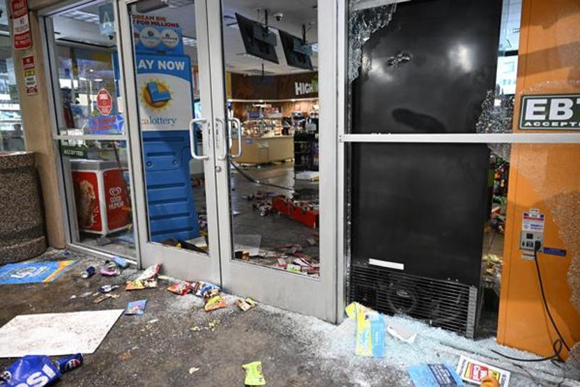 Los Angeles savaş alanına döndü Trumptan net mesaj: Düzeni sağlamak için sert olacağız