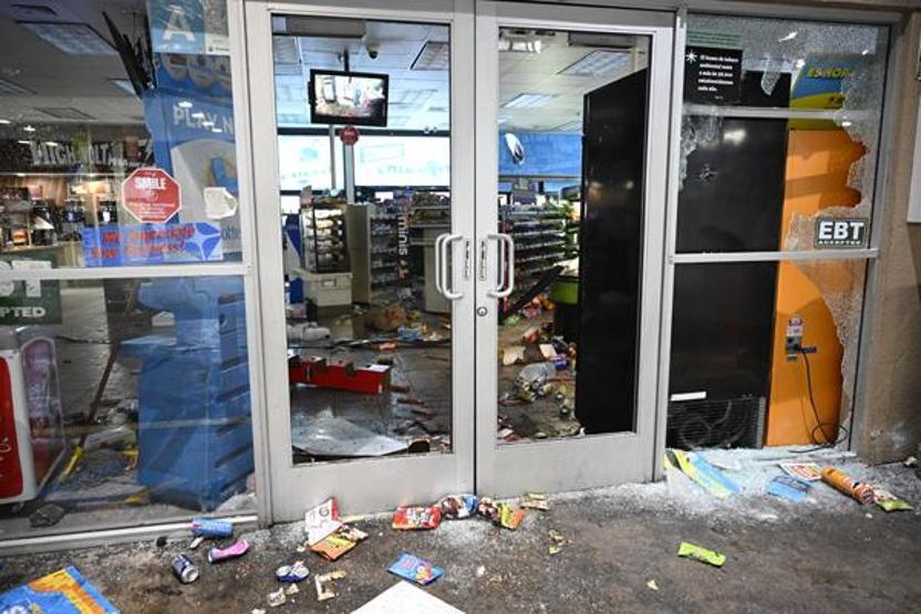 Los Angeles savaş alanına döndü Trumptan net mesaj: Düzeni sağlamak için sert olacağız