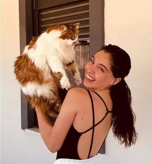 Cemre Baysel ve Aytaç Şaşmazdan Ayrılık Sonrası Gizemli Paylaşımlar