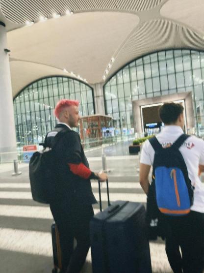 SAÇLARINI PEMBEYE BOYATMIŞTI İnci Tanelerinin Cihanı Kubilay Aka, ense tıraşını sevgilisi Hafsanur Sancaktutana yaptırdı