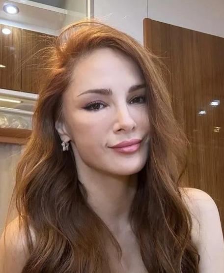 Ünlülerin güzellik sırrı ifşa oldu Aralarında kimler yok ki: Serenay Sarıkaya, Hande Erçel, Mine Tugay... Meğer parlak cildini ona borçluymuş