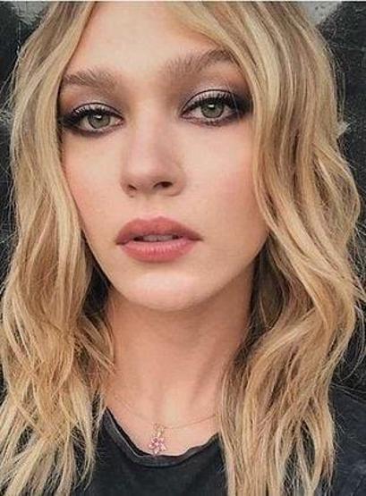 Ünlülerin güzellik sırrı ifşa oldu Aralarında kimler yok ki: Serenay Sarıkaya, Hande Erçel, Mine Tugay... Meğer parlak cildini ona borçluymuş