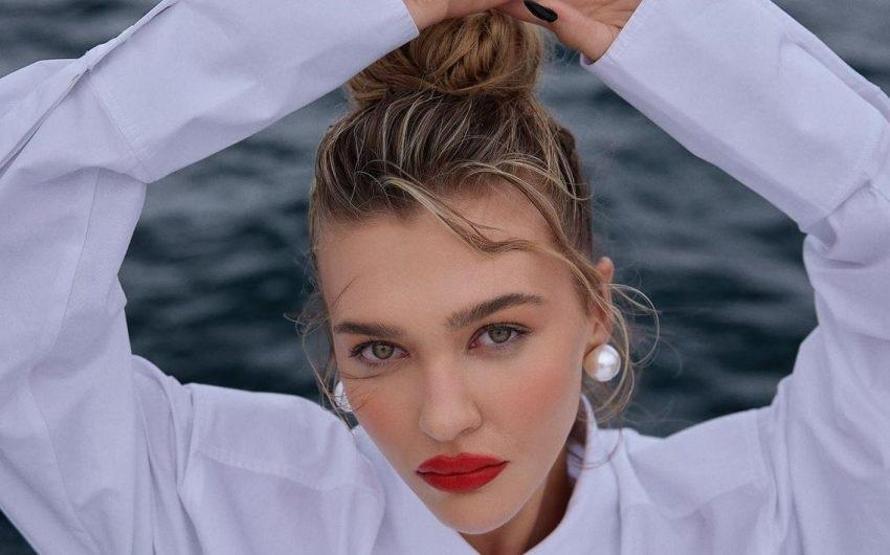 Ünlülerin güzellik sırrı ifşa oldu Aralarında kimler yok ki: Serenay Sarıkaya, Hande Erçel, Mine Tugay... Meğer parlak cildini ona borçluymuş