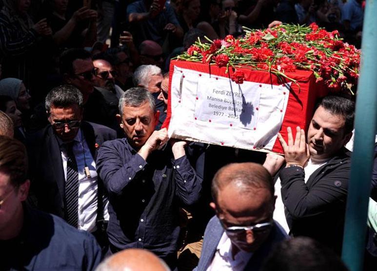 Ferdi Zeyreke veda: On binlerce kişi uğurladı Son röportajında ne demişti İşte detaylar...