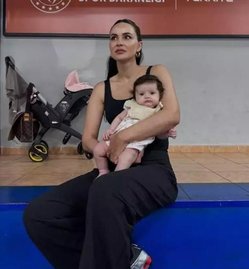 Yaz Sezonu Açıldı Zeynep Sever Demirel ve Volkan Demirel Ailesi Kızları Yasmin’le Tatilde