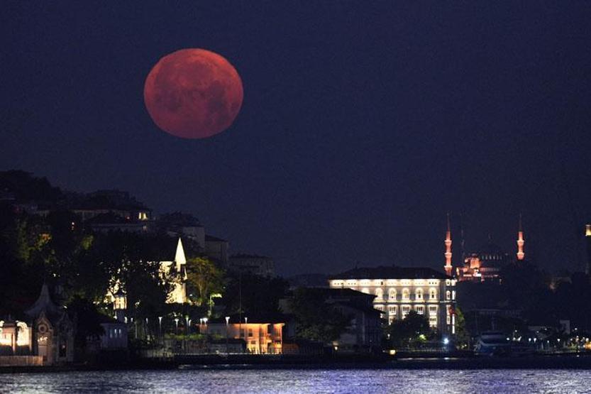 Çilek Dolunayı İstanbulda
