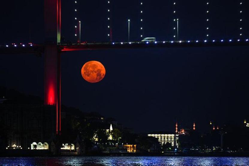 Çilek Dolunayı İstanbulda