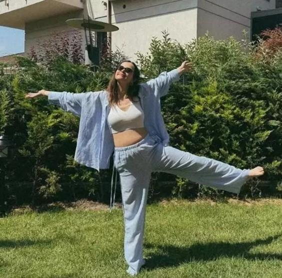 İrem Helvacıoğlundan Yeni Hamilelik Pozu: Karnı Belirginleşti