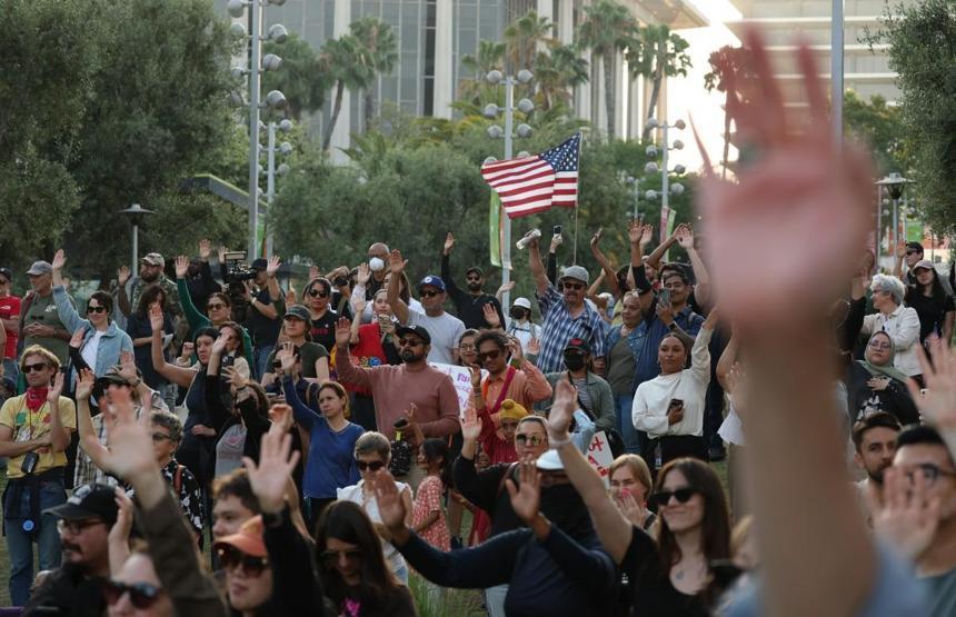 Los Angeles Alev Alevken Trump’tan Sert İşgal Çıkışı Amerikan Bayrağını Yakanların Hapisle Cezalandırılmasını İstedi...