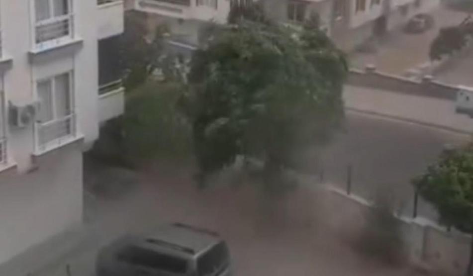 Gaziantepi Haziran ayında fırtına vurdu: Ağaçlar devrildi, toz bulutu şehri kapladı