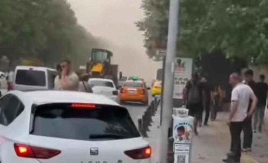 Gaziantepi Haziran ayında fırtına vurdu: Ağaçlar devrildi, toz bulutu şehri kapladı