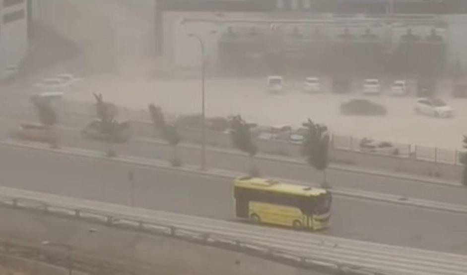 Gaziantepi Haziran ayında fırtına vurdu: Ağaçlar devrildi, toz bulutu şehri kapladı