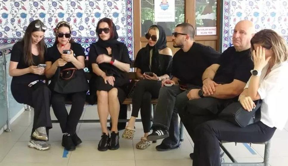 Ünlü menajer Haluk Şentürkün acı günü Sanatçı dostları cenazeye akın etti: Deniz Seki, Aşkın Nur Yengi, Rober Hatemo, Sinan Özen...
