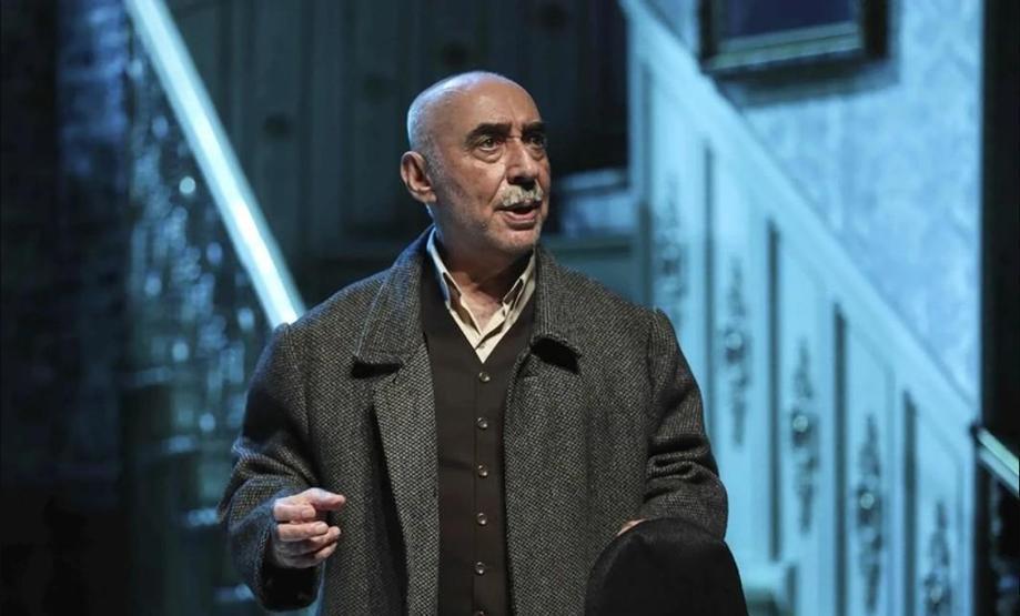 Şener Şen, 40 Yıl Sonra Tiyatroya Veda Etti Zengin Mutfağı İle Son Sahneye Çıktı