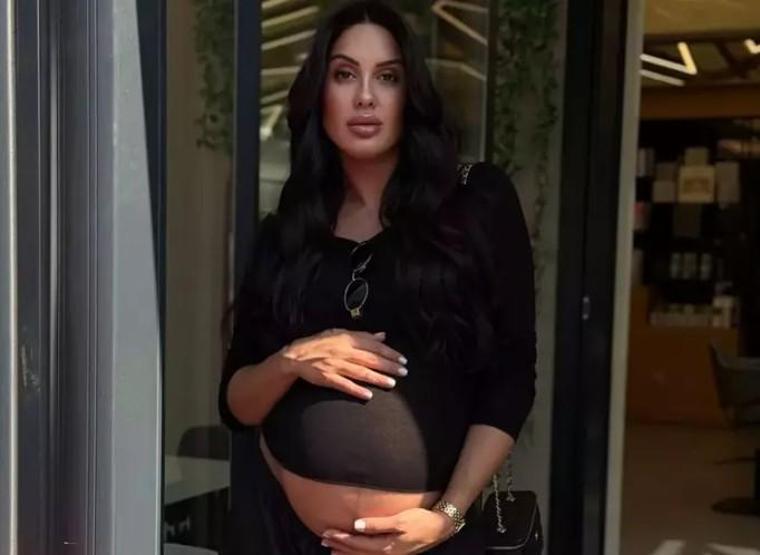 Sahra Işık Anne Oldu Bebeğiyle İlk Fotoğrafını Paylaştı