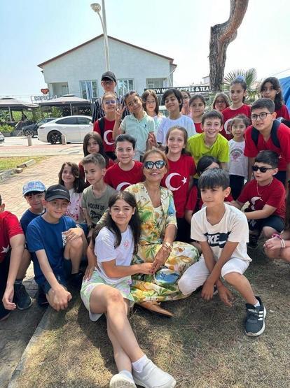 Demet Akalın minik hayranının gönlünü böyle aldı ÇINARCIKTA KIRILAN KALP, İZNİKTE ONARILDI