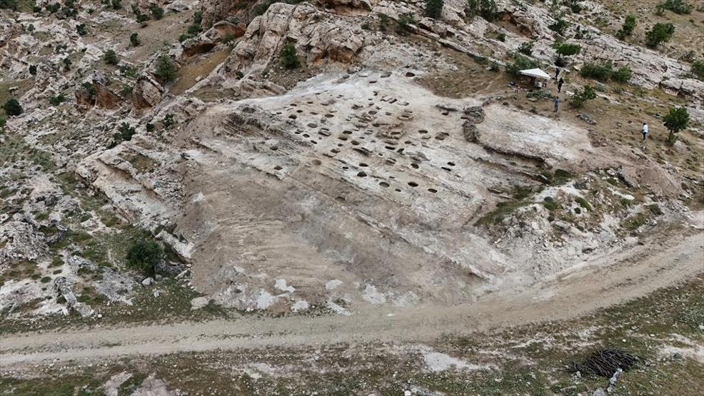 2 bin 300 yıllık kaya mezardan çıktı İlk kez sergiye çıkarıldı