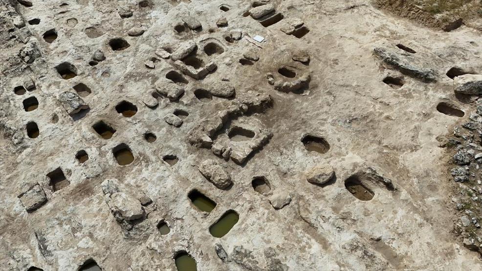 2 bin 300 yıllık kaya mezardan çıktı İlk kez sergiye çıkarıldı