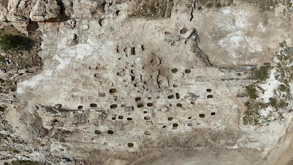 2 bin 300 yıllık kaya mezardan çıktı İlk kez sergiye çıkarıldı