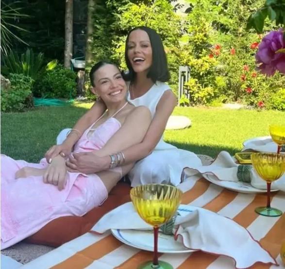 Demet Özdemir ve Ablası Derya Özdemirin Göz Kamaştıran Pozu Sosyal Medyayı Salladı