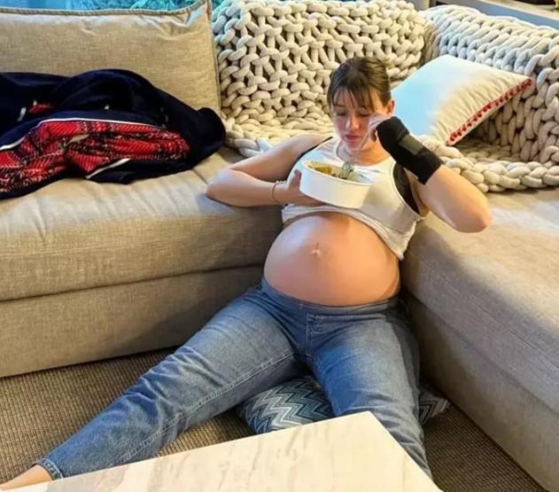 Gizem Karaca’dan Yeni Hamilelik Pozları “Annen Sen Doğmaya Yakın Böyle Delirdi”