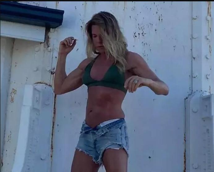 Biricik Sudenin Kaslı Vücudu Sosyal Medyayı Salladı Spor Salonu Paylaşımları Olay Oldu