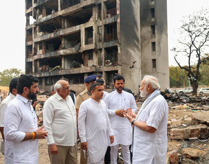 Hindistan’daki uçak kazasında son durum: Modi enkazı gezdi