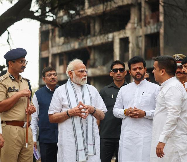 Hindistan’daki uçak kazasında son durum: Modi enkazı gezdi