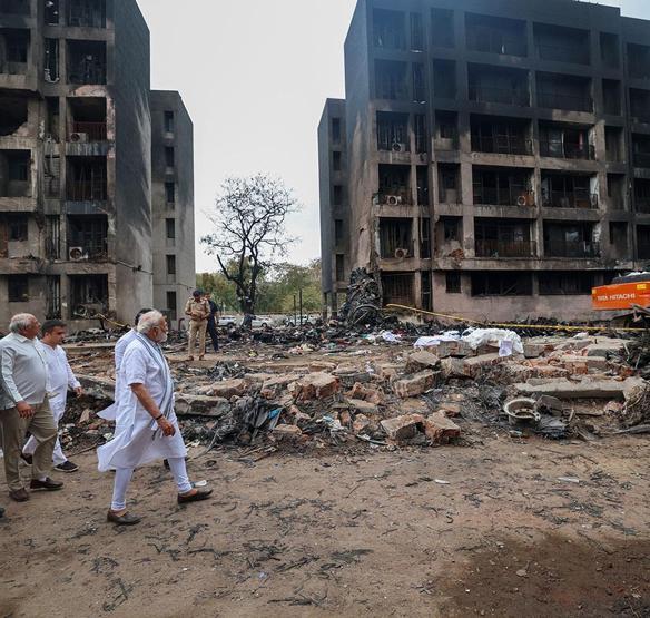 Hindistan’daki uçak kazasında son durum: Modi enkazı gezdi