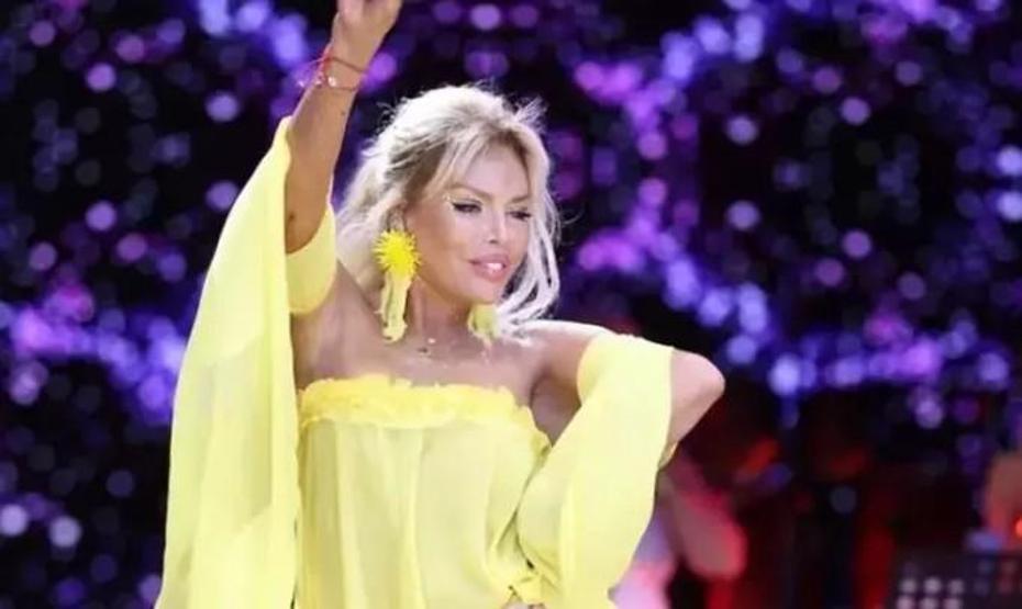 Ajda Pekkan Harbiyeyi Salladı Sahne Kostümüyle Sosyal Medyada Olay Oldu