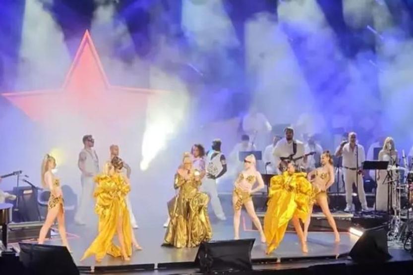 Ajda Pekkan Harbiyeyi Salladı Sahne Kostümüyle Sosyal Medyada Olay Oldu