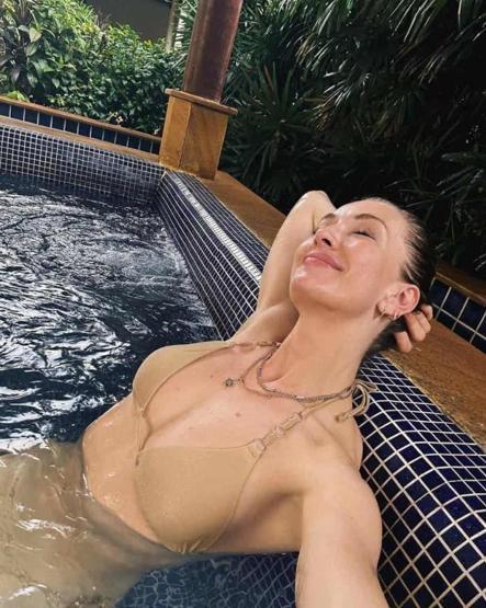 Yasemin Kay Allen, Sıcaktan Bunalarak Geceyi Denizde Geçirdi