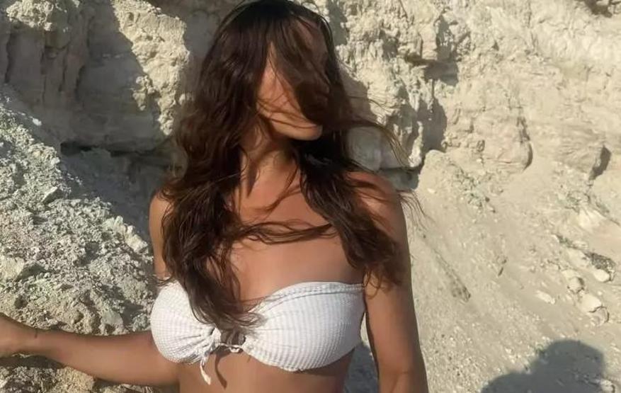 Yaren Güldikenin Beyaz Bikinili Tatil Paylaşımları Sosyal Medyada Büyük İlgi Gördü