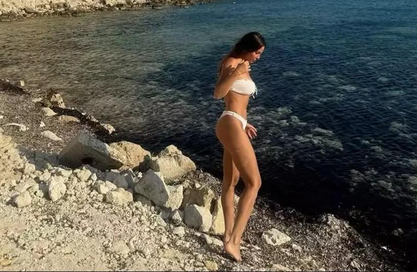 Yaren Güldikenin Beyaz Bikinili Tatil Paylaşımları Sosyal Medyada Büyük İlgi Gördü