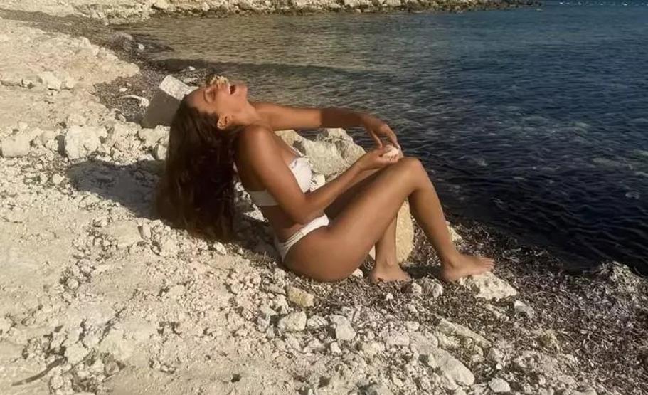Yaren Güldikenin Beyaz Bikinili Tatil Paylaşımları Sosyal Medyada Büyük İlgi Gördü