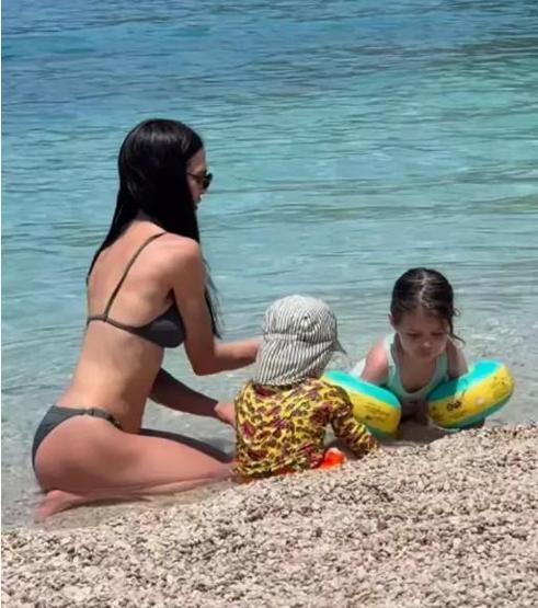 Cemre Kemer İkinci Kez Anne Oldu Oğlunun Yüzünü İlk Kez Paylaştı