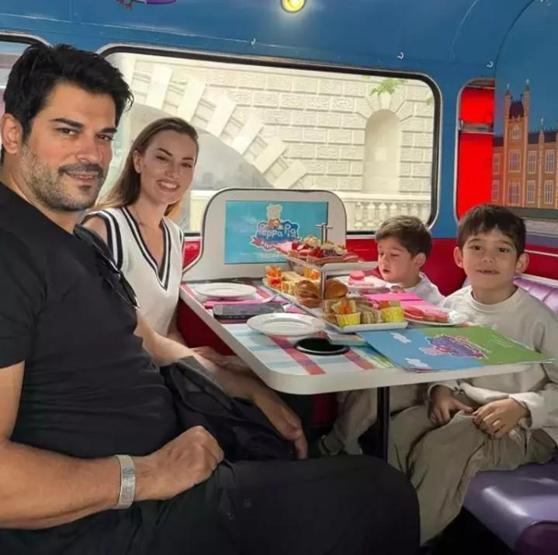 Burak Özçivit ve Ailesi Londra’da Tatilde Mutlu Anlarını Paylaşarak Takipçilerini Büyüledi
