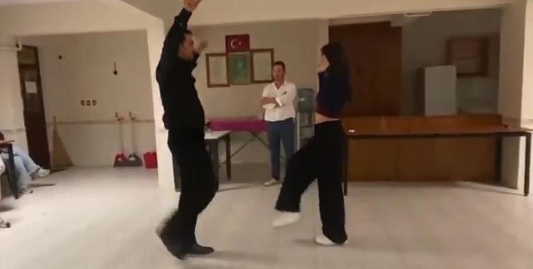 Eşref Rüyaya Damga Vuran Zeybek Sahnesi Perde Arkası Görüntüler Ortaya Çıktı... İşte Çağatay Ulusoy ve Demet Özdemirin prova anları