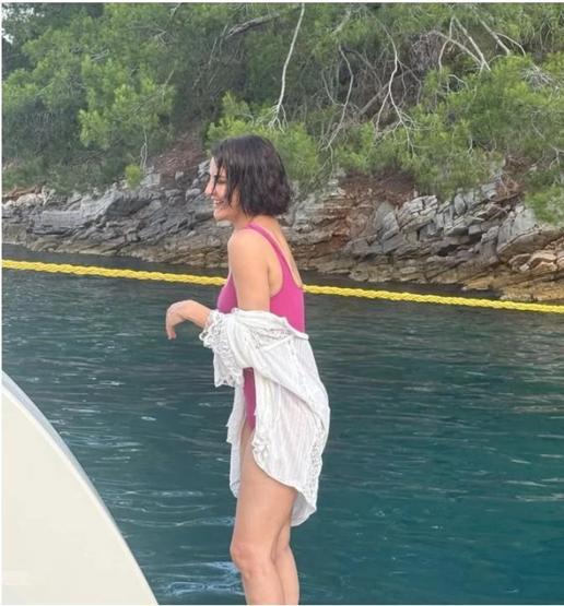 Gökselden Cesur Tatil Paylaşımları Mayolu Pozları Sosyal Medyada Olay Oldu
