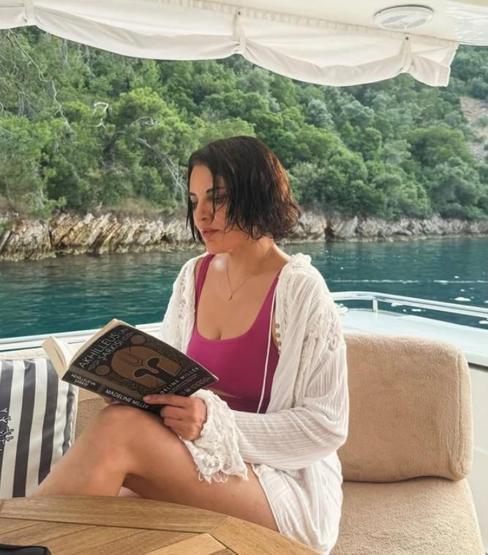 Gökselden Cesur Tatil Paylaşımları Mayolu Pozları Sosyal Medyada Olay Oldu