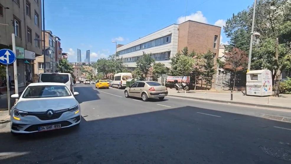 Kağıthanede tam gaz facia: 4 araca çarptı, 2 kişi yaraladı