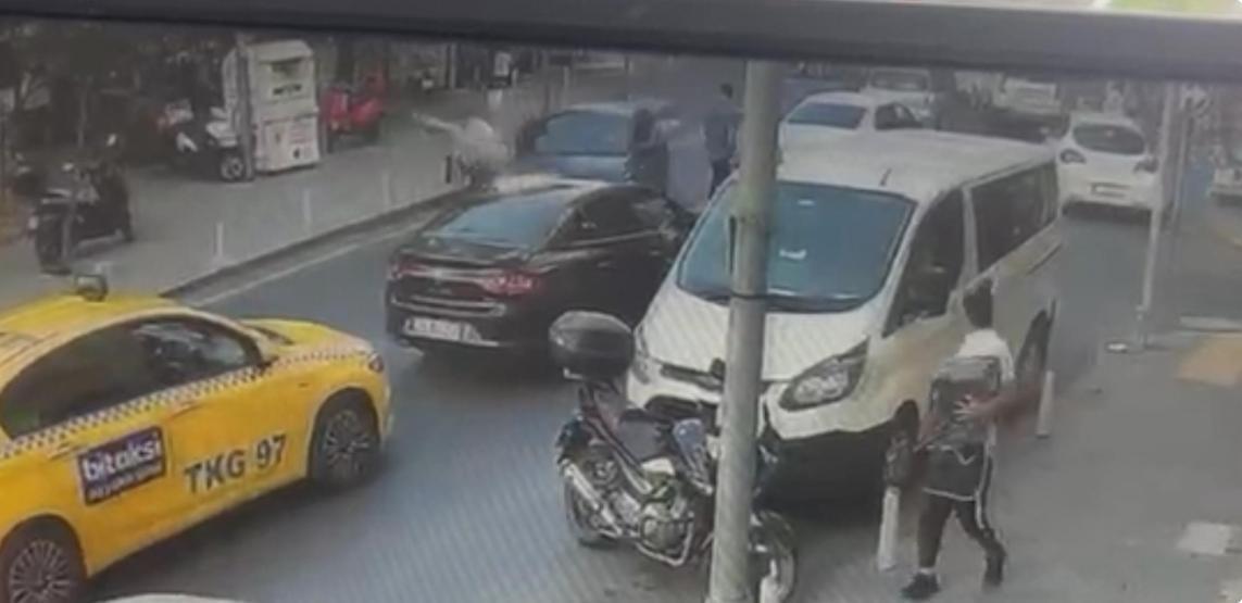 Kağıthanede tam gaz facia: 4 araca çarptı, 2 kişi yaraladı