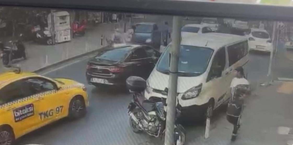 Kağıthanede tam gaz facia: 4 araca çarptı, 2 kişi yaraladı